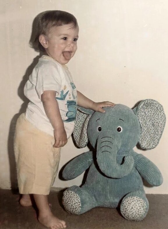 Laila Santana na infância com elefante de pelúcia