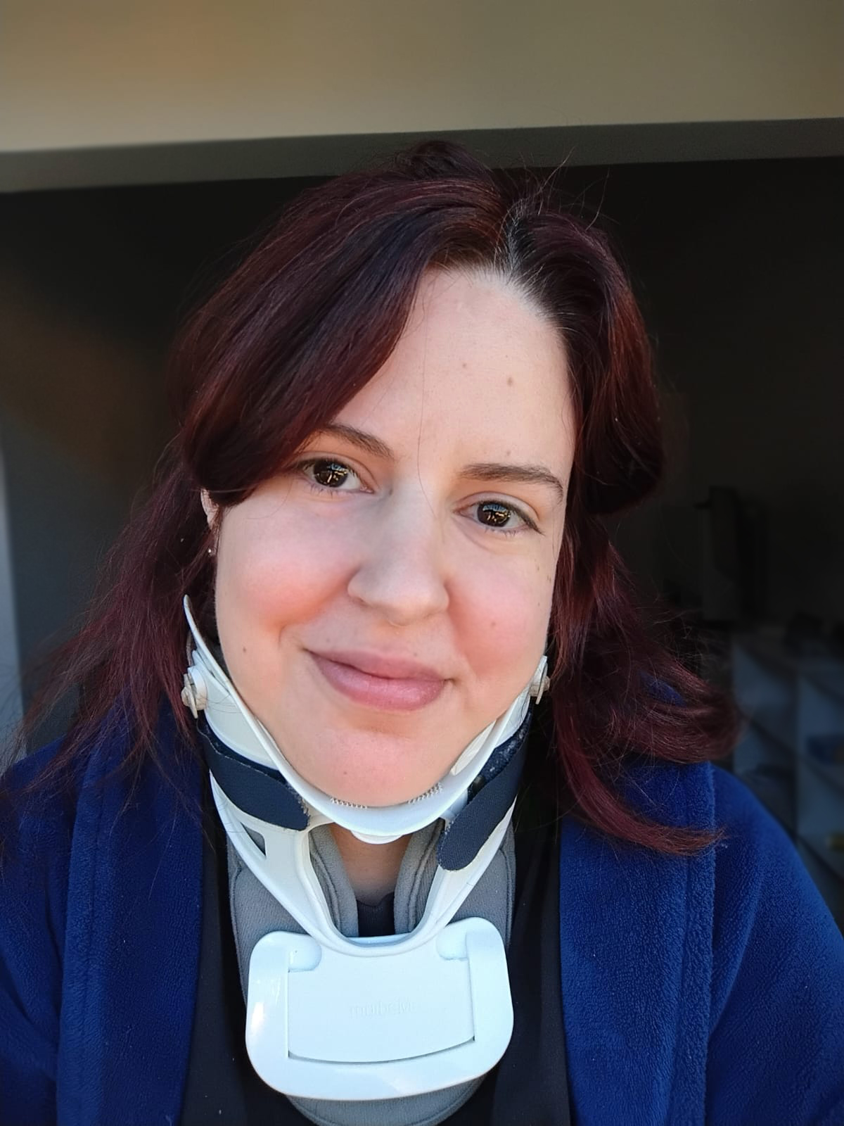 Laila Santana — arquiteta e pesquisadora, com colar cervical